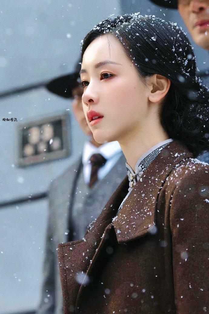 陈都灵超话里，似有雪花悄然落下。镜头中的她，宛如画中仙子，气质清冷，眉眼间尽是温