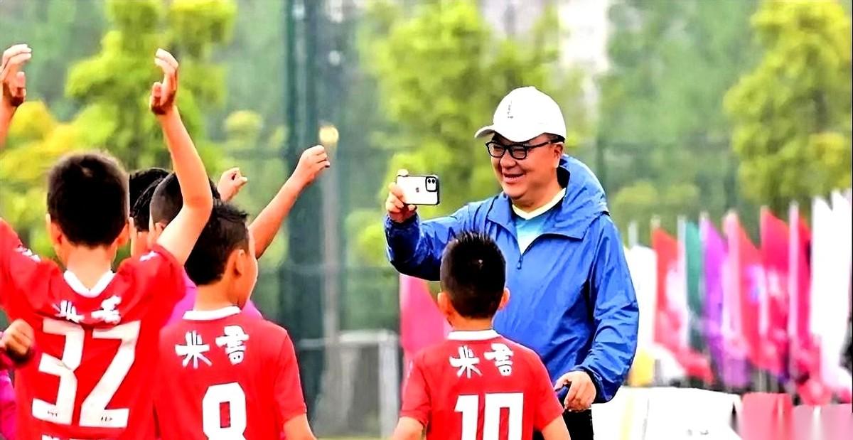 聊董路搞青训，得先从一句嘲讽说起。
前国脚看着他，嘴一撇：“马戏团耍猴的。”
那
