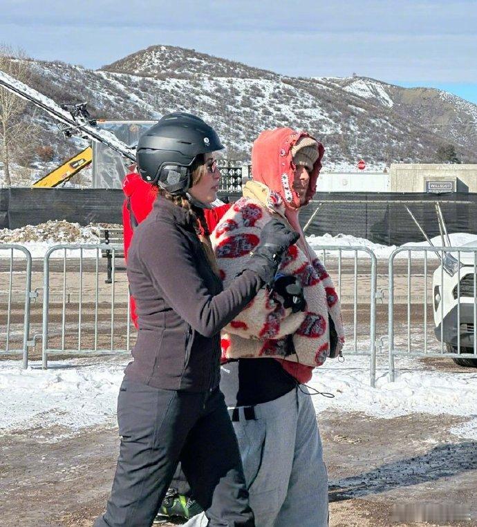 比伯海莉滑雪度假  比伯西部牛仔造型  近日，比伯Justin Bieber和妻