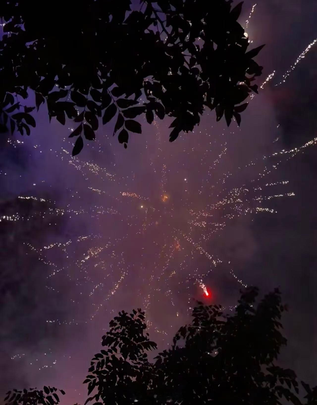 人搁家呢怎么想家了 刷到这部剧突然明白为啥总觉得年味淡了，不是过年变了，是小时候