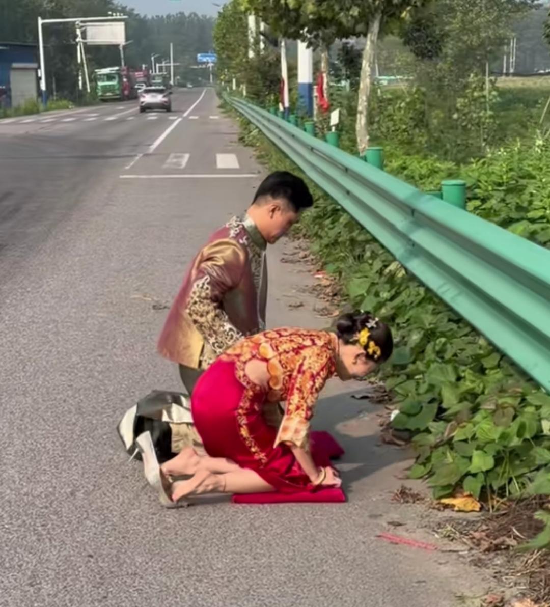 出嫁路上，新娘要求绕路跪拜离世爷爷，遗憾爷爷没能等到自己出嫁～[可怜]