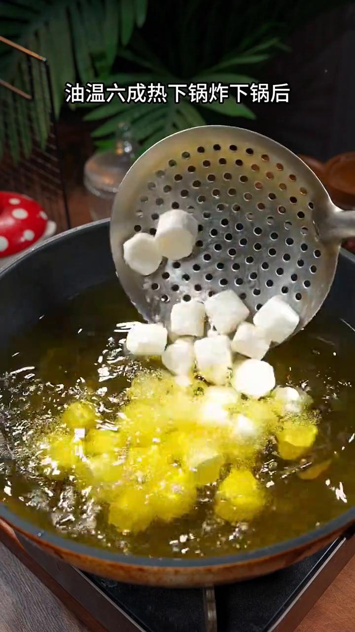 糖醋山药。
过年这道团团圆圆、马年红红火火，一定不要在年夜饭的餐桌落下这道菜。糖