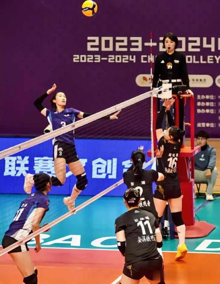 2023/2024中国女子排球超级联赛12月12日赛况、小组排名:
(A、B组前