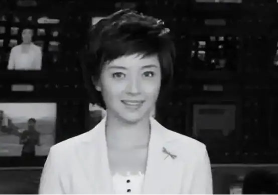 2015年，四川卫视女主持人佟瑶，聚完餐回酒店的路上，因为内急下车去路边草丛小解