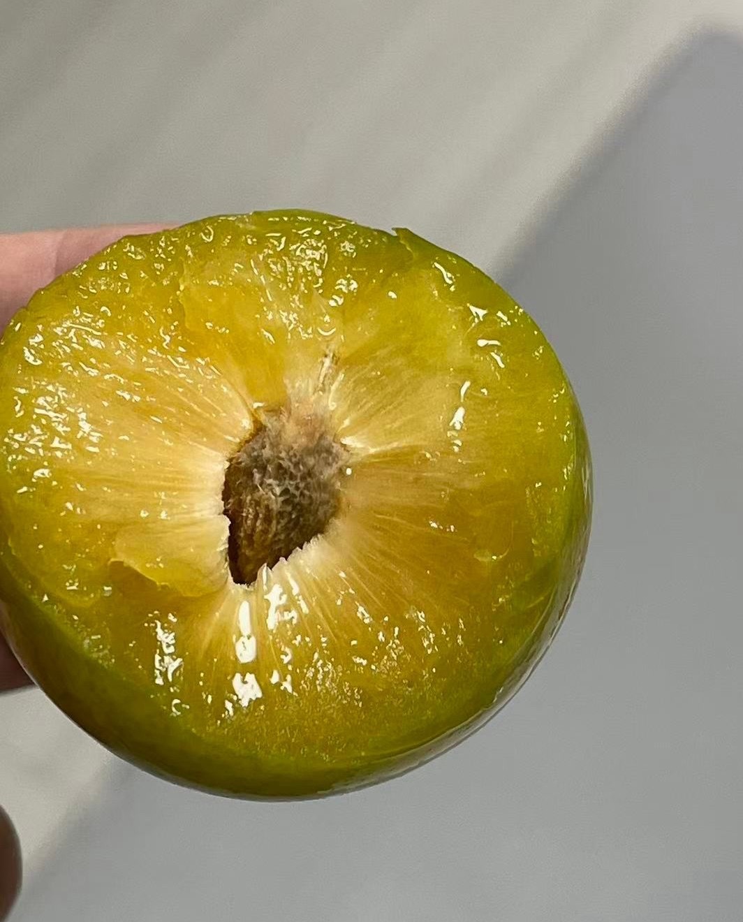 有没有成都朋友，送你吃一箱蜂糖李。事情是这样，有位网友买了李子，因为要出差，没在