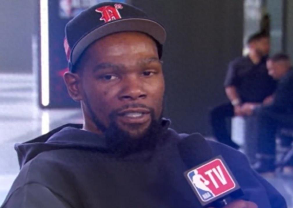 全明星更衣室里，杜兰特一边系鞋带一边摇头：“乔丹要是没退役那两年……”他顿了顿，