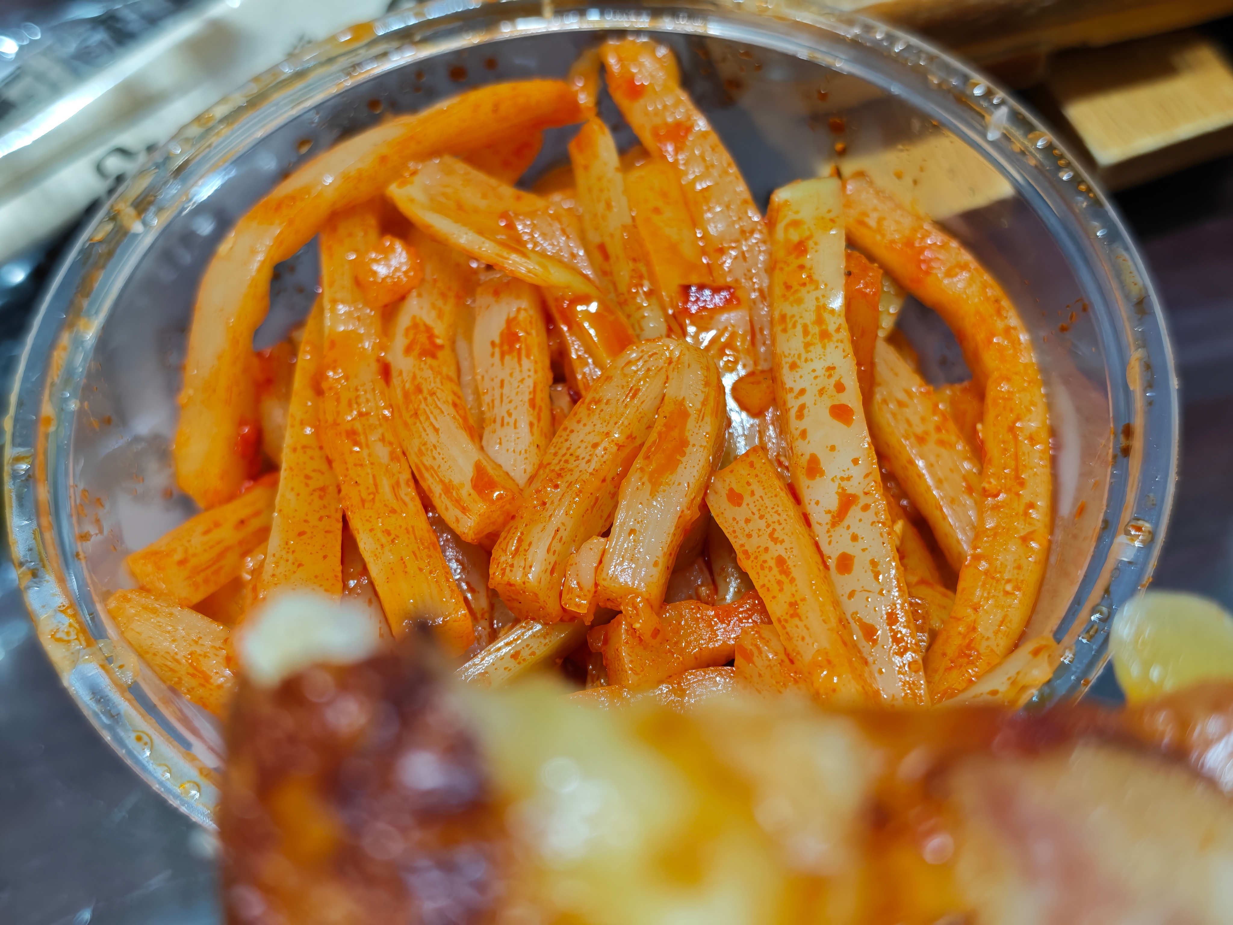 吴颖的午餐：披萨饼、桂林米粉、酸笋。神奇的组合，味道居然不错。桂林米粉就披萨饼，