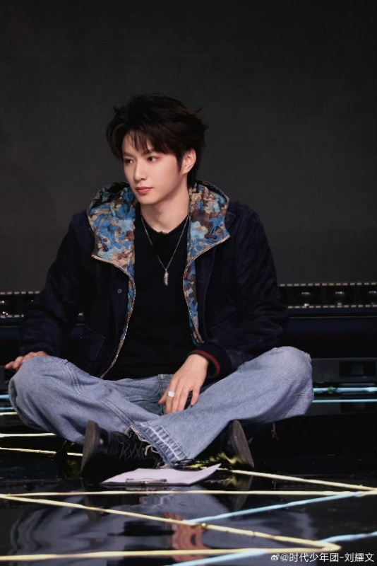 王鹤棣刘耀文吃笑刘耀文和小孩一桌刘耀文专注干饭的样子很圈粉，朴实又可爱，让人觉得