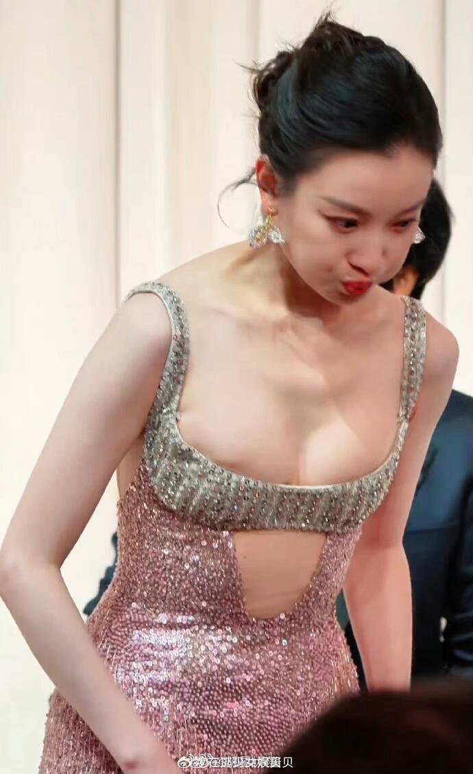 倪妮红毯造型惹人注目 