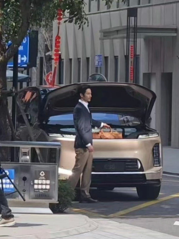 虽然没有ES8那样向下的开口，但ES9的前备厢也不小，毕竟车头那么庞大打开前备厢