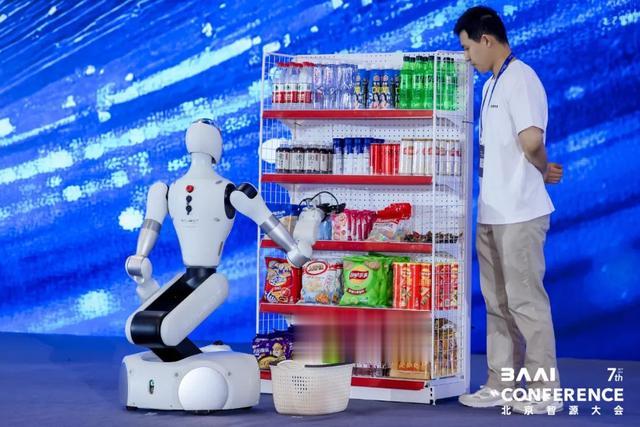 专访银河通用王鹤：真正能“干活”的机器人，不怕价格战丨涌现36人