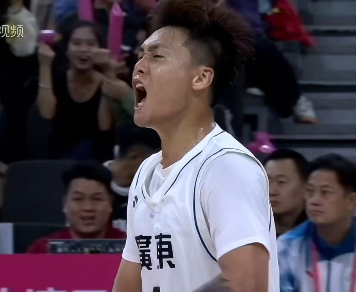 太意外！十一冠王广东男篮虽然荣誉加身！但是到了大场面，球队居然要靠其他队的球员来