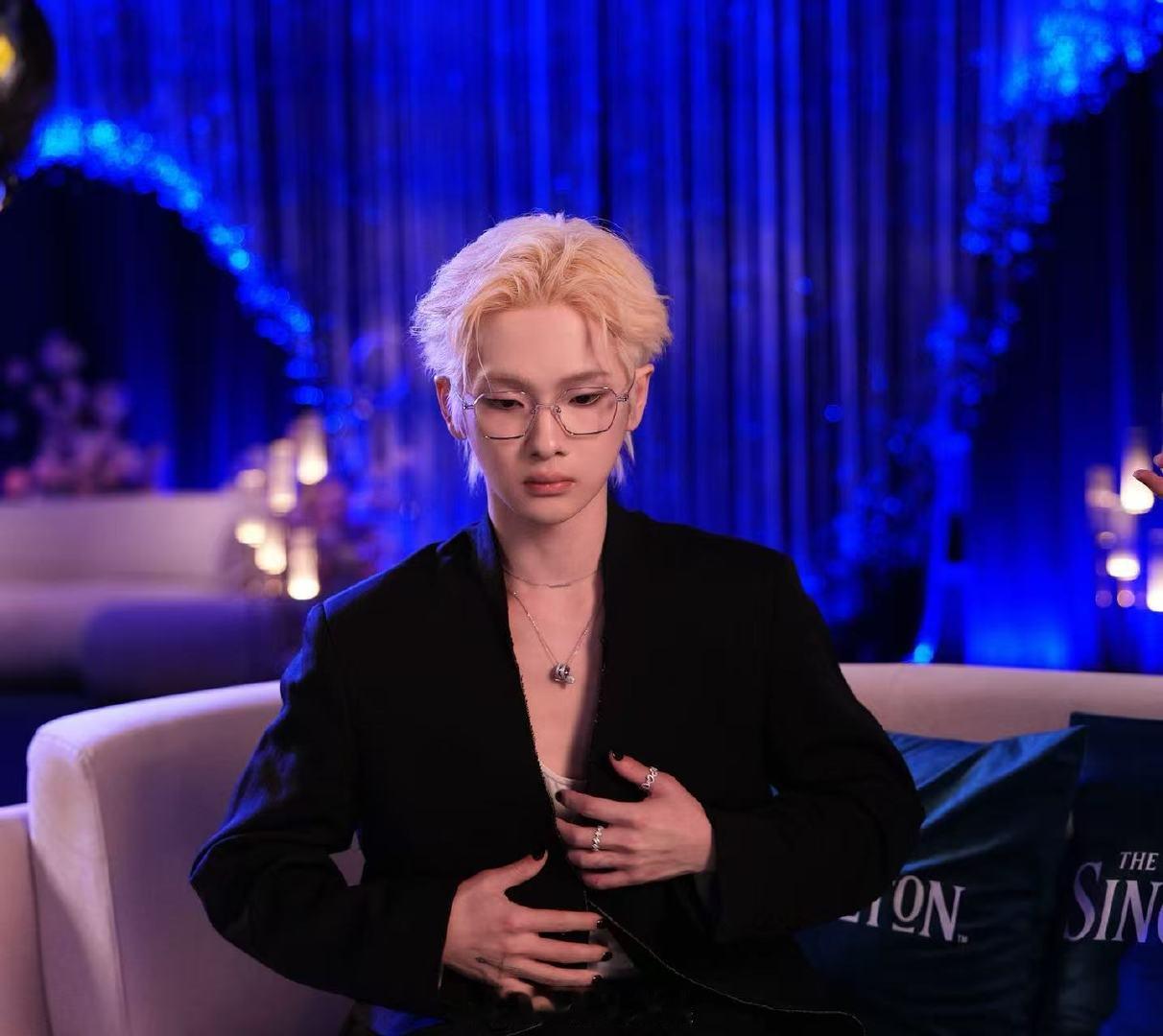 周震南微博之夜解锁丰愉时刻 在灯光交错的红毯上，周震南依旧是那个从容自信的少年。