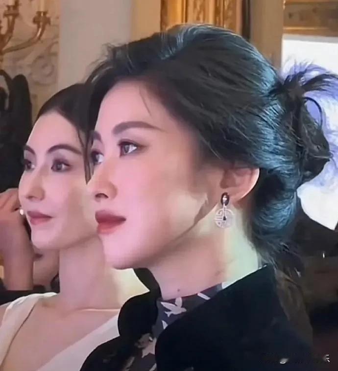 以气质美女拿捏的柏芝，与朱珠同框时，但骨子里缺乏了自信。