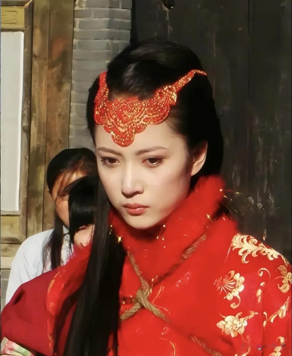 美女演员关慧卿和老公谈了很多年恋爱才结婚在一起的，感觉她没啥事业心，貌似很早就退