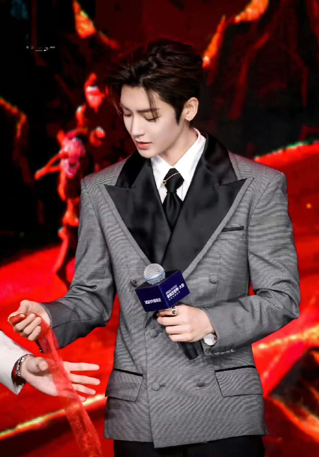 侯明昊艾米剧宣 怎么帅成这样啊啊啊侯明昊