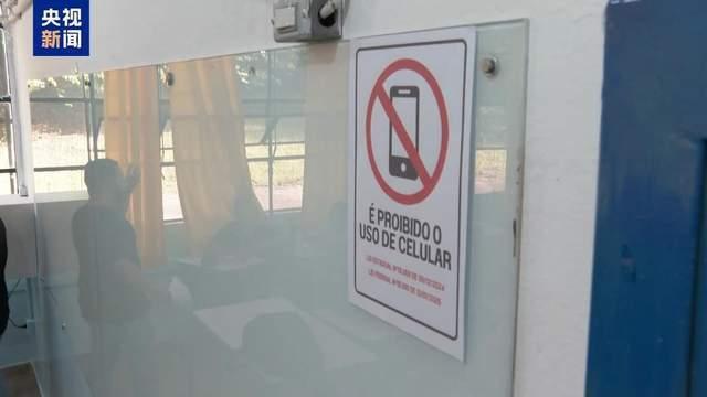 现在儿童玩手机成瘾成了多国头疼的事儿，不少国家都出台了禁令。就拿法国来说，早在2