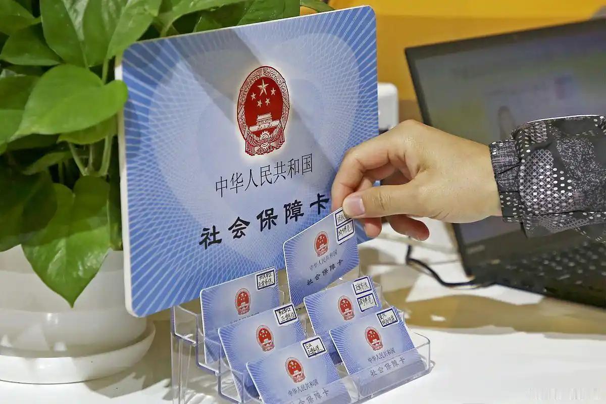 时至八月，2026年全国退休人员养老金调整通知依旧处于空白状态，人社部、财政部两