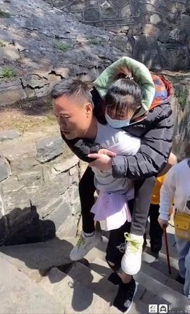 为爱赌上一生！山东21岁女孩翻墙私奔，重重一摔直接瘫痪！男友张明荣硬是扛下所有，