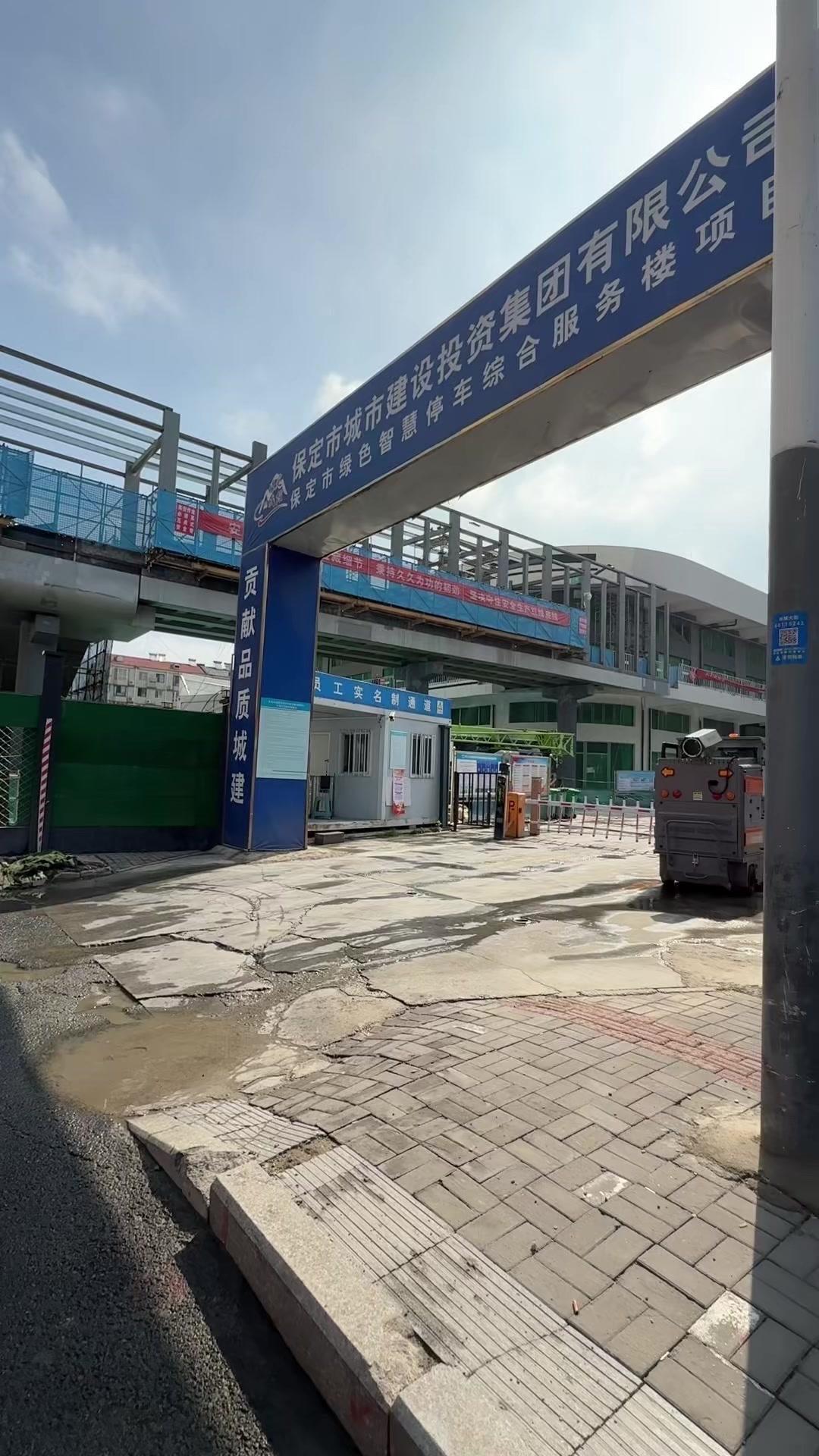 医院停车场建好了？停车方便多了！🏥保定市第一中心医院新停车场进展真快，地面还喷