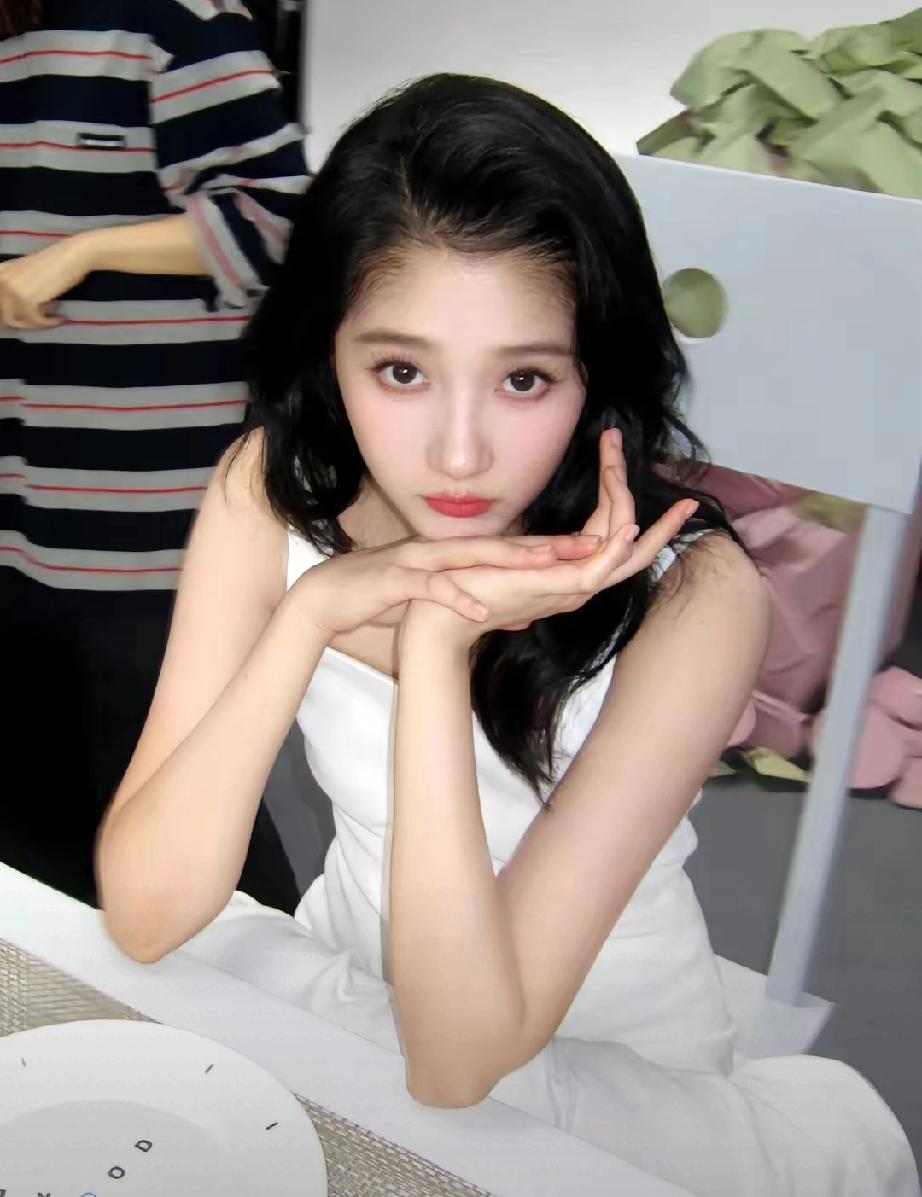 新年爱好打卡！关晓彤片场随拍曝光，素颜状态美到犯规
 
   关晓彤片场休息花絮