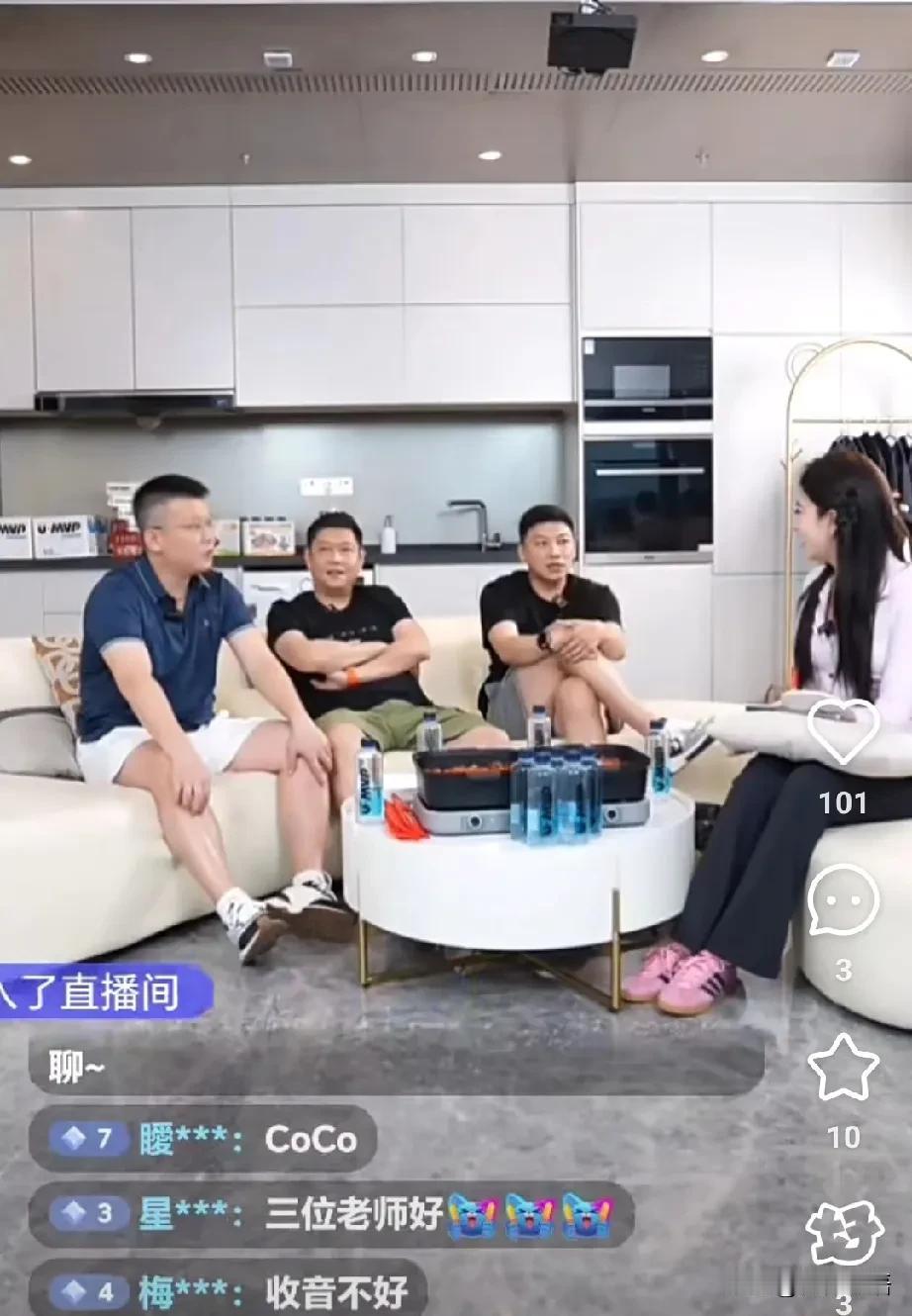 这三人直播太松弛啦。
Coco这心态确实好，张超说步入中年，coco说他俩这心态