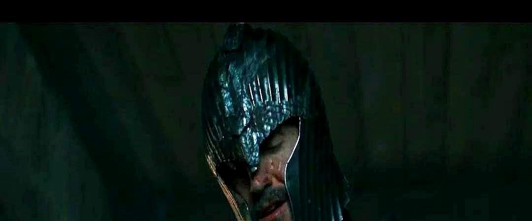 你以为这剧讲骑士？
错了。
那个灰头土脸的小跟班，才是未来的铁王座之主。
九岁小