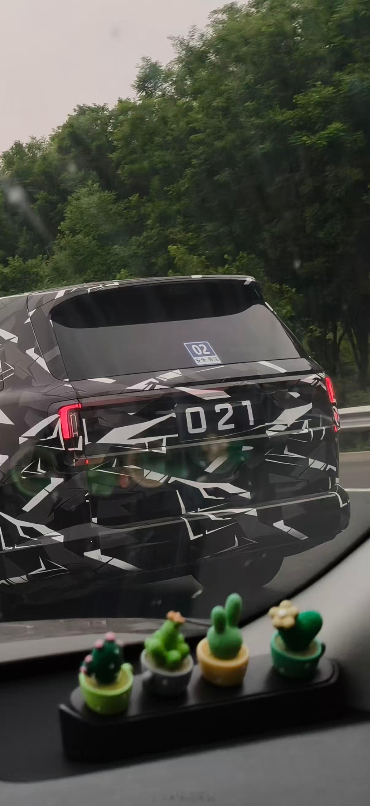 来，这张图比较清晰了，这个尾灯轮廓大家觉得可以么？至少是和目前市面上主流车型有这