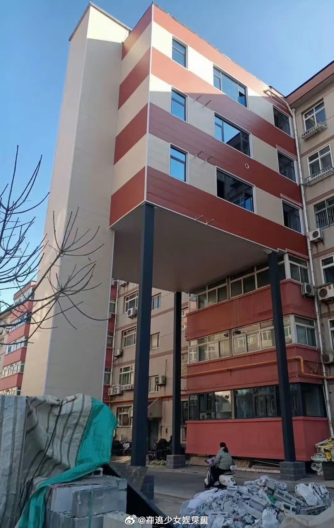 老小区一二楼不同意分摊电梯费，结果这下好了阳光彻底被挡没了 