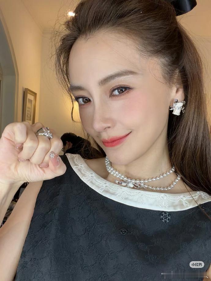 Angelababy猫咪自拍Angelababy穿了未发布超季系列 长发搭配未发