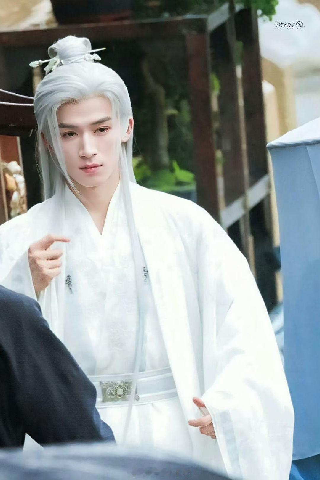 王星越捡手机这招跟谁学的 被王星越的捡手机文学惊喜到！新颖独特、趣味十足，网感超