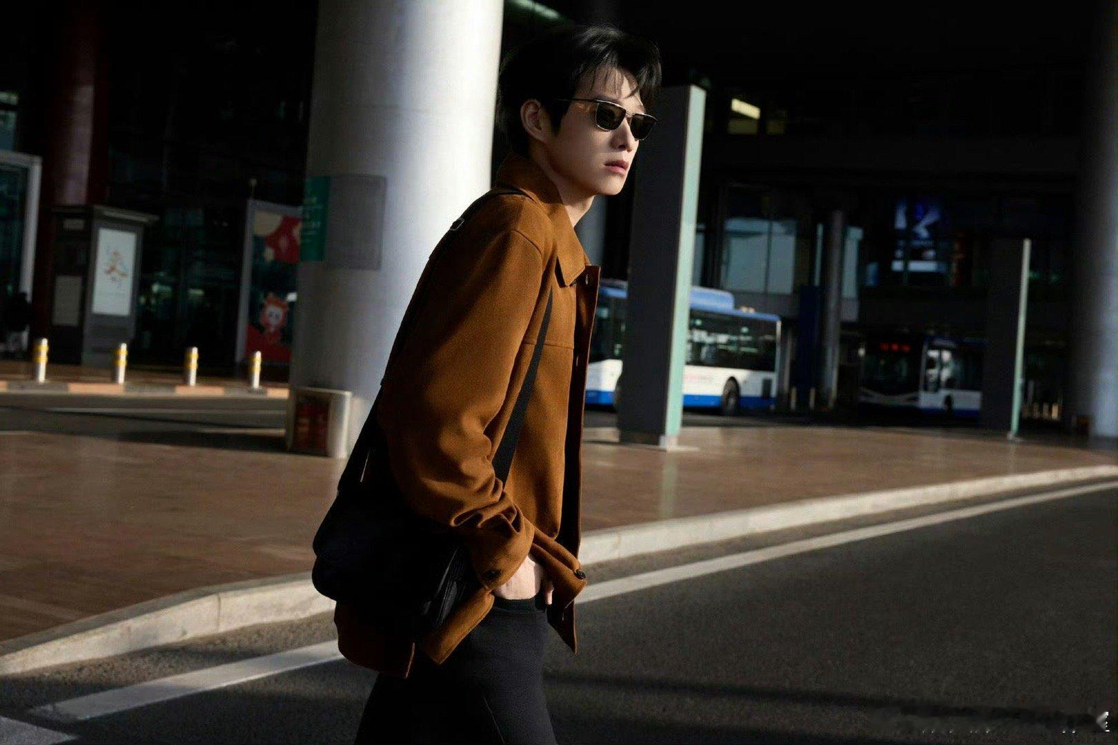 对魏大勋的手长有了实感 终于亲眼见识了魏大勋的身材比例！录制节目时一个简单的抬手