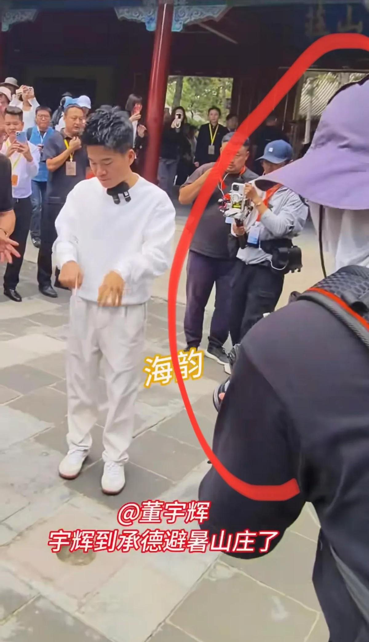 今天下午，六队的活动如期展开。整个过程中，那位摄像小哥又是光彩夺目，抢尽了镜头。