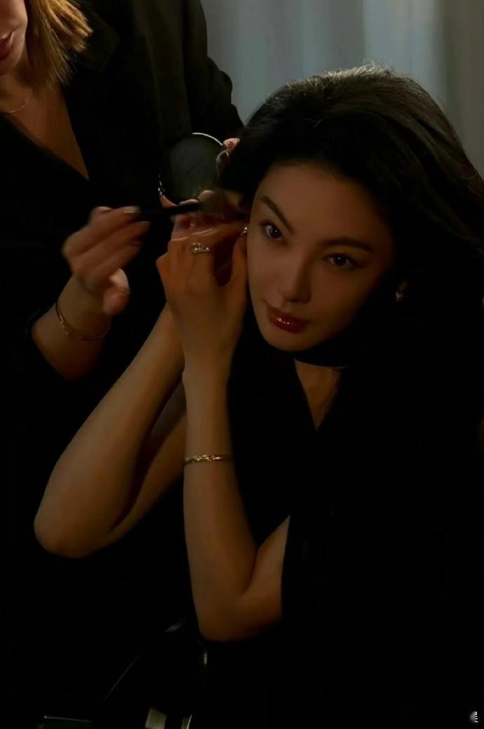 #张雨绮戴耳饰抬眸# 张雨绮的港风造型美轮美奂，戴耳饰抬眸时，那迷人的风采让人倾