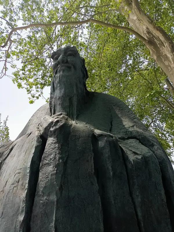 要说人类早期的思想家，管子必定声名远扬，其后才是老子。孔子比管子晚了 174 年