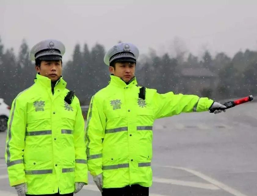辅警在暴雨天气执勤有明确防护规定：

一是必须穿戴反光服；二是配备必要单警装备；