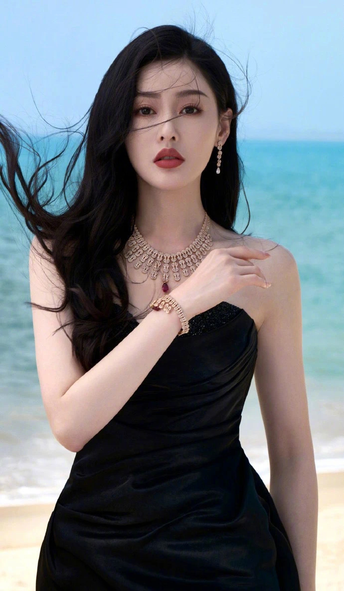 张天爱背后没有大资本保她，她的演技和抗剧能力又一般，目前团队规划的路线就是“花瓶