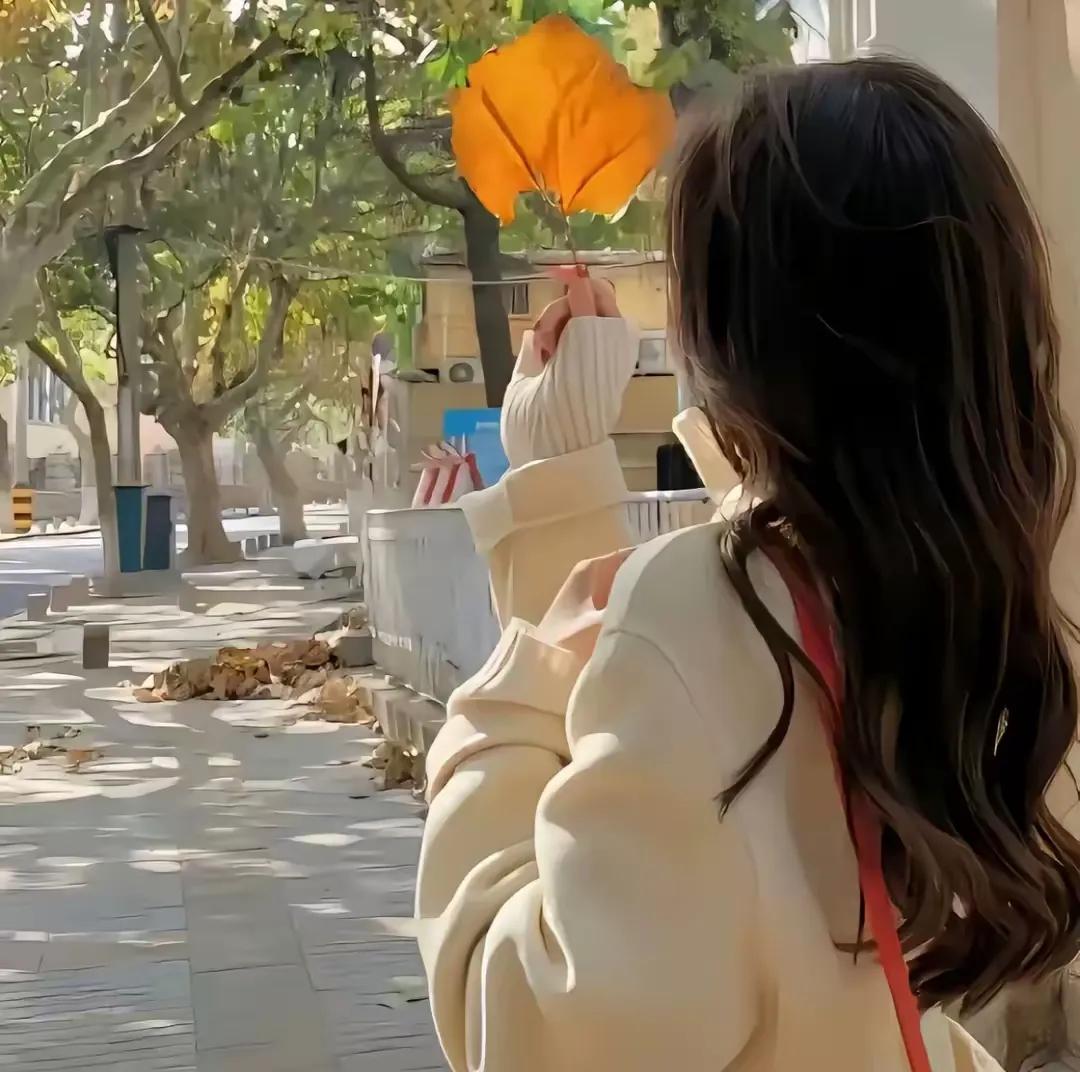 很多女人在面对一段糟糕的婚姻时，会一味执着于离开，认为离婚是唯一的解脱方式。
但