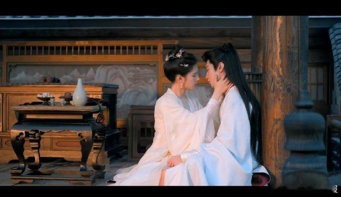 陈哲远张婧仪《梦花廷》曝光吻戏镜头，张婧仪的缇兰主动贴近陈哲远的汤乾自，吻戏里藏