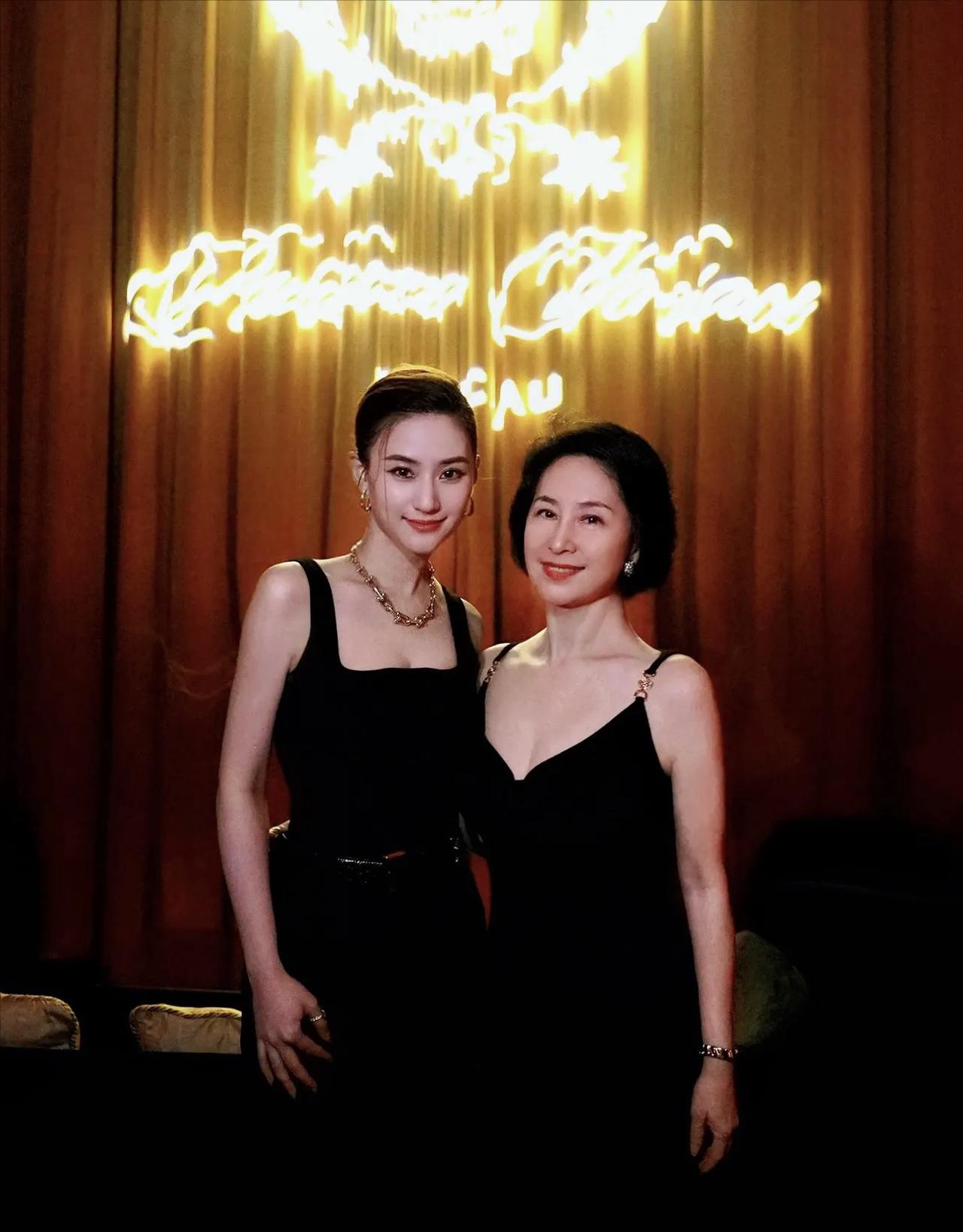 何超琼算不算顶级大美人？看她和妹妹何超莲的合照就知道了~

61岁的何超琼和32