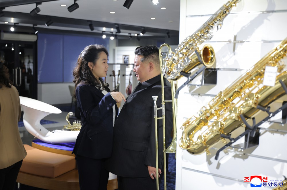 金正恩与女儿视察宠物商店也是一个爱国爱民爱动物，一个大爱的好领导金主爱像她妈妈，