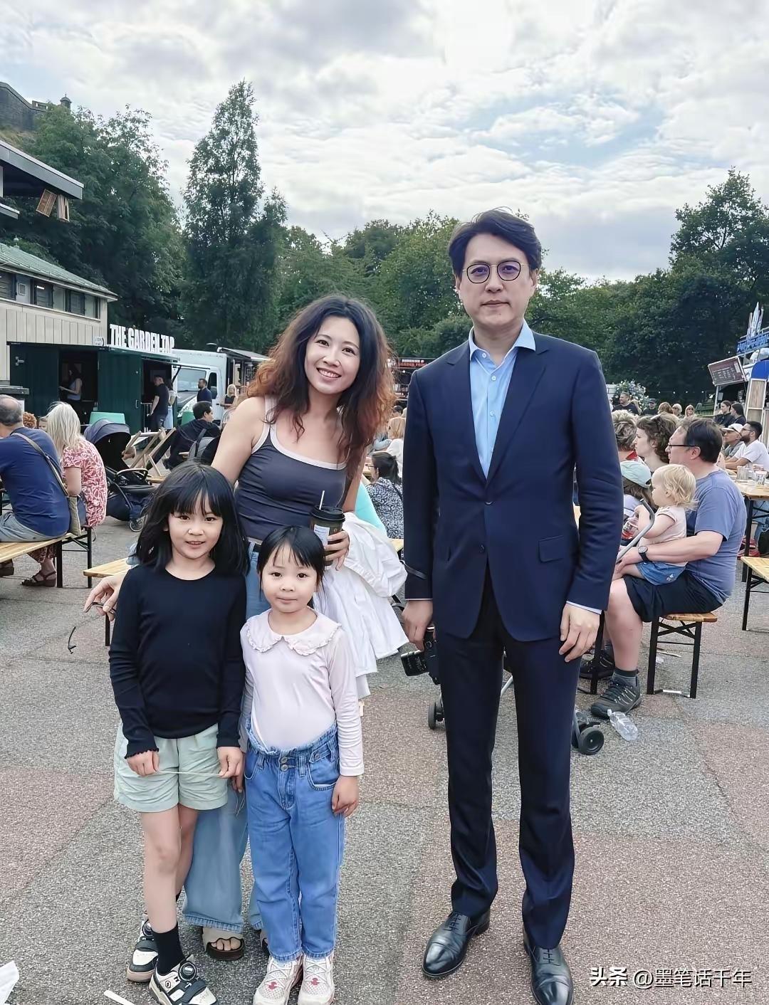 靳东这次去爱丁堡本来是公务出差，忙完工作抽空在街上溜达，冷不丁就被一位带着俩孩子