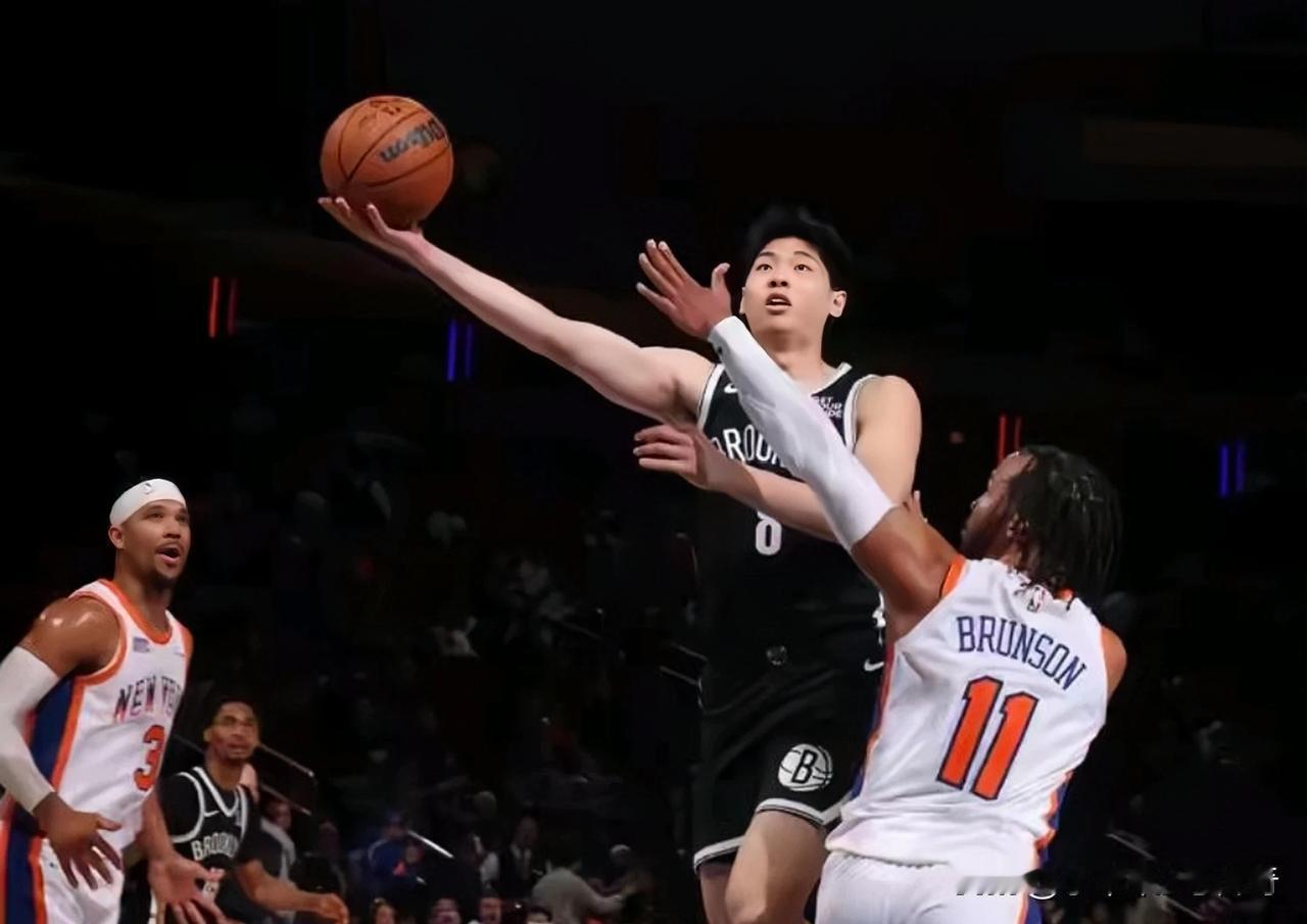 篮网官方晒出了崔永熙为球迷签名的时刻！
最近看不少人都在骂小崔，虽然我也觉得小崔