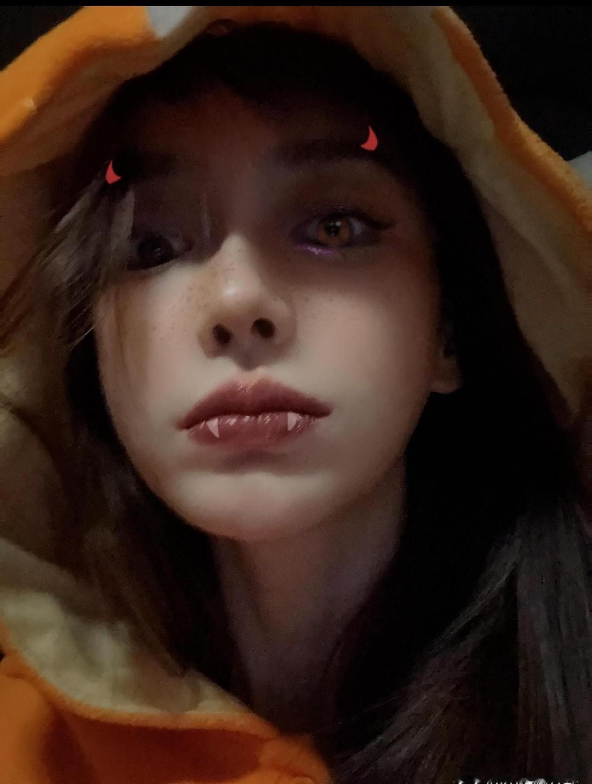 杨颖万圣节扮暗黑公主，眼妆炸了。
不是演戏，是给大牌拍广告。
陈漫掌镜，妆容直接