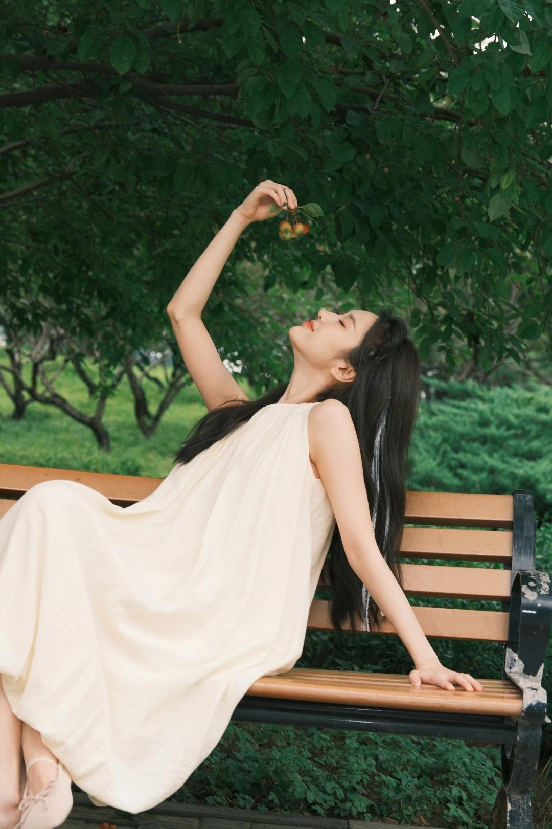 在夏末的绿意里，张慧雯用一条米白棉麻裙，把「氧气少女感」拿捏得恰到好处。
