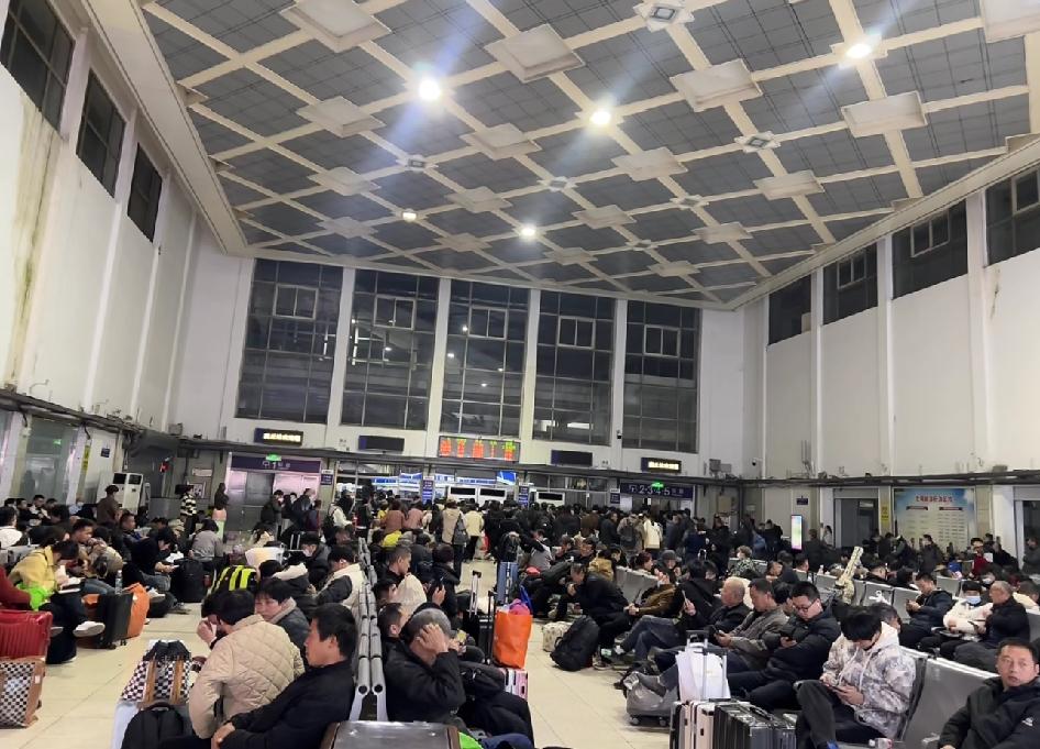 我还以为现在大家出行都是高铁呢。

很奇怪，以前没有高铁的时候坐车的人特别多，火