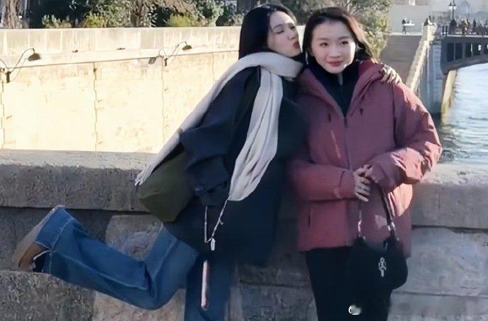 巴黎偶遇周也李浩菲 谁能拒绝美女贴贴！周也李浩菲巴黎同框，从《红舞鞋》的文工团伙