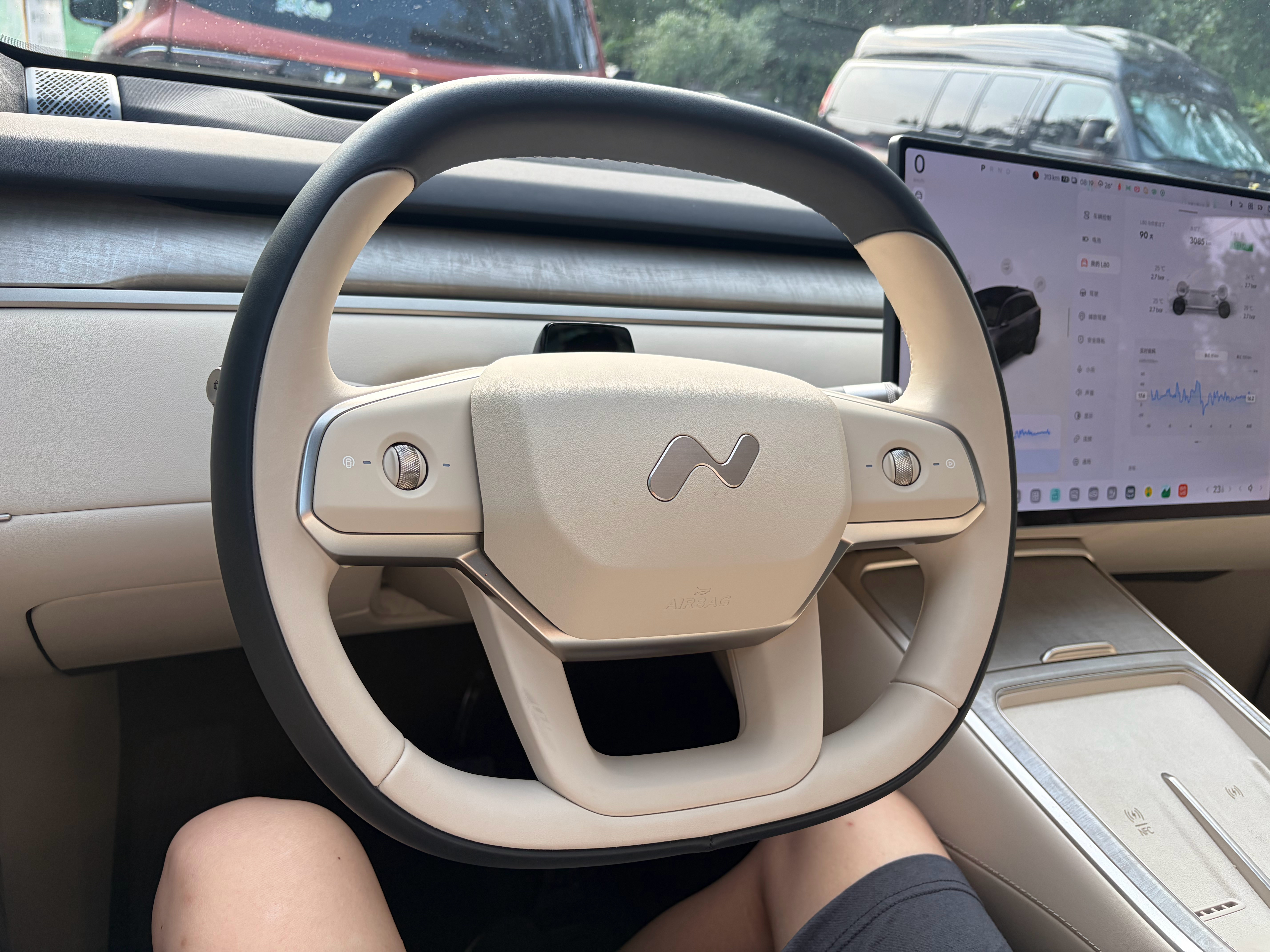 乐道L80 Ultra+，用世界模型送小姐姐上班。