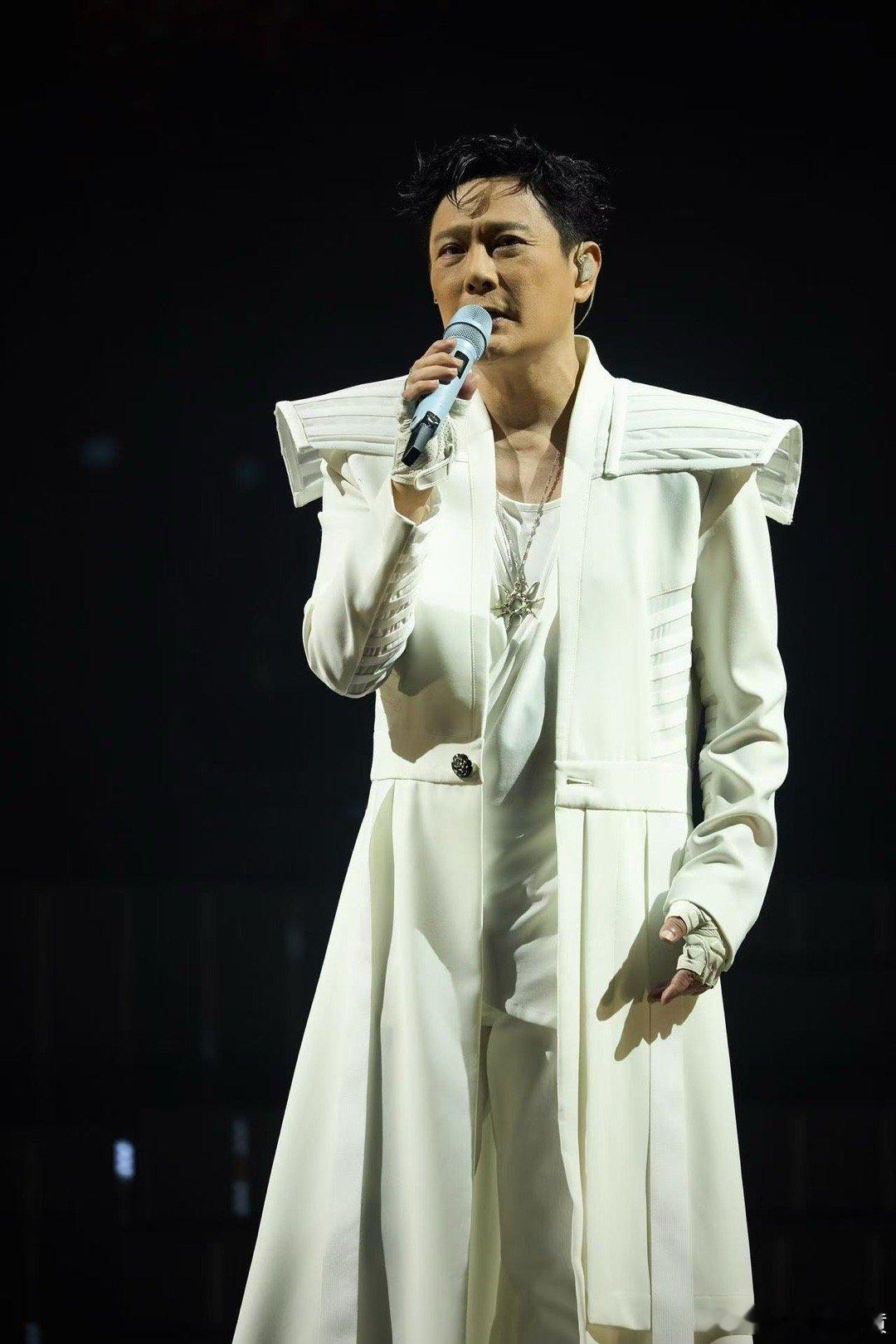 #张信哲白色工装战袍# 今天的衣服真是好有设计感啊，感觉这是属于张信哲与歌迷朋友