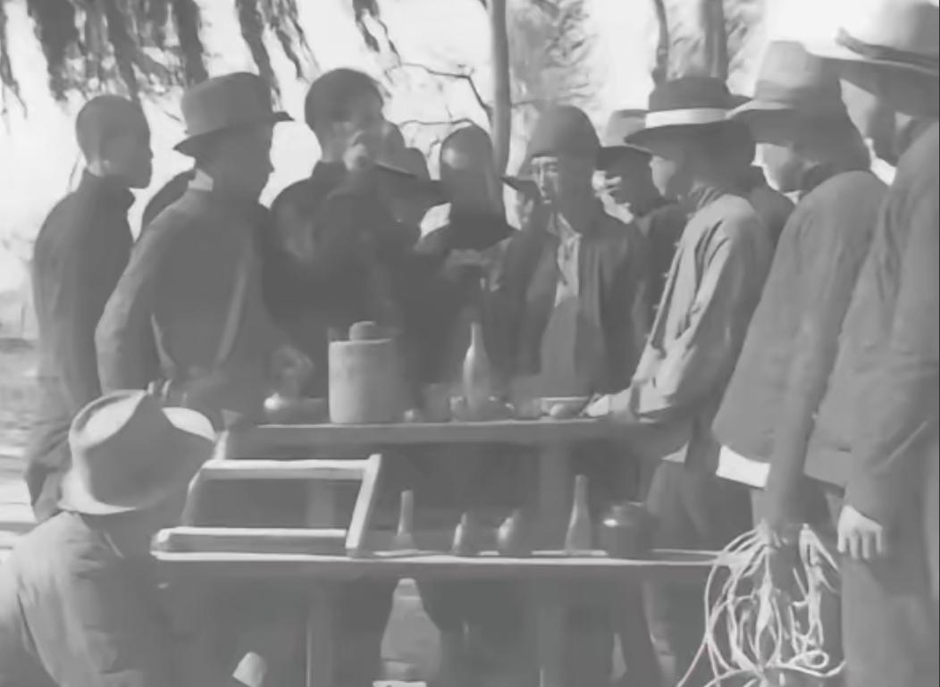 [微风]1942年，地下党员赵兴兰被捕。一个伪军给他送饭时，突然敲了敲碗底，还说